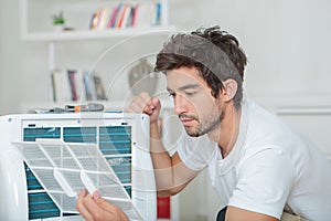 Muž montáž vzduch klimatizace jednotka 