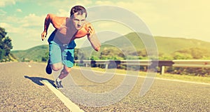 Uomo atleta correre sul natura sul tramonto 