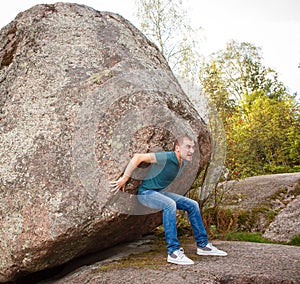 Hombre mochila emprendedor un gran piedra 