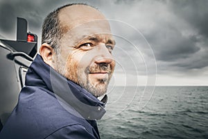 Uomo sul Cattivo il mare 