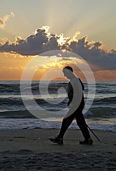 Hombre sobre el Playa sobre el atardecer 