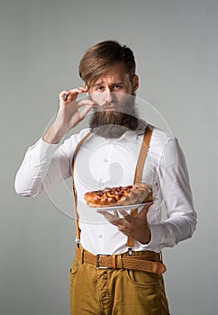 Man with a beard with a pie