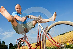 Hombre montando una bici 