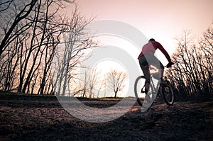 Uomo Ciclismo sul tramonto 