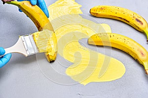 Muž v modrý rukavice malování banán kartáč malovat 