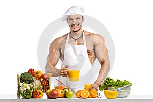 Hombre carrocero Cocinar cocinando fresco impreso jugo a verduras ensalada 