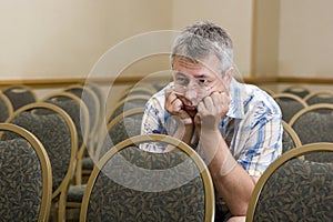 Hombre sobre el aburrido conferencia 