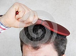 Muž kefovanie vlasy 