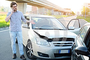 Uomo professione aiuto dopo auto la caduta incidente sul strade 