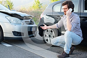 Hombre profesión ayuda después auto la caída accidente sobre el carreteras 