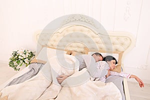 Man can not sleep hugging while wife sleep