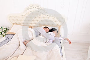 Man can not sleep hugging while wife sleep