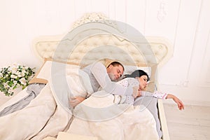 Man can not sleep hugging while wife sleep