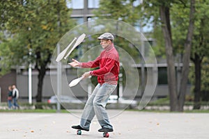 A man in a cap juggles with clubs photo