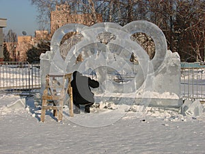 Man carves ice Olympic symbols