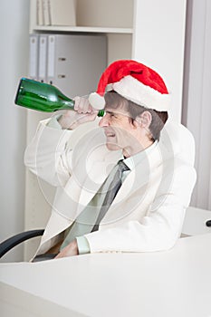 Man celebrates Christmases at office on workplace