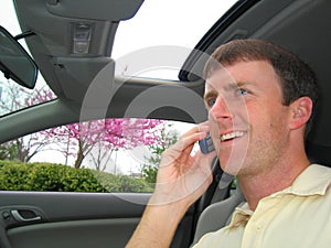 Hombre sobre el teléfono móvil en auto 