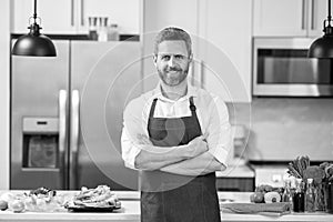 man cook seafood. man cook seafood in apron. man cook seafood in the kitchen. photo of man cook delicacy seafood