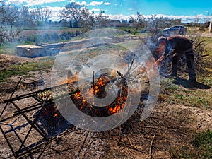 Preparing a Calsotada, a barbecue with these grilled tender onions with a photo