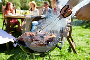 Hombre cocinando sobre el brocheta parrilla sobre el verano fiesta 