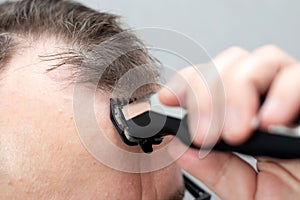 Man cut his own hair with cutting shaving machine