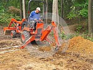 Muž kopání příkop rypadlo 