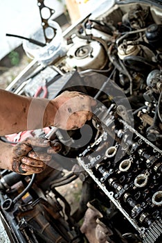 A man does a broach of the head. Makes car repair, engine malfunctioning.