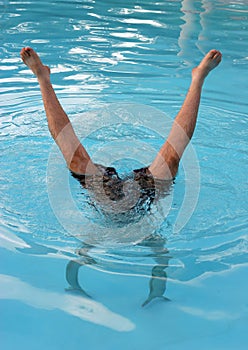 Hombre tiene pararse en nadar piscina 