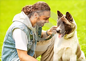 Uomo un il cane 