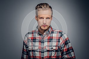 Hombre Vestido en colcha camisas sobre el gris medallón 