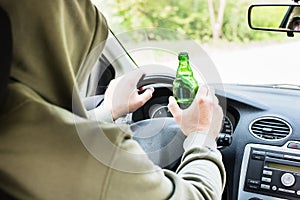Muž pitie alkohol v auto 