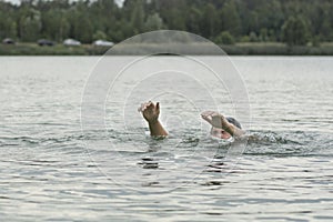 Man is drowning on the lake