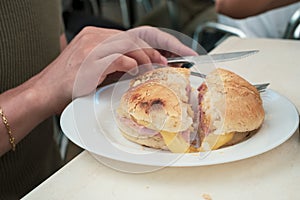 Hombre comer jamón a queso sándwich 