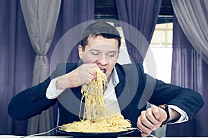 Man eating a large portion of pasta