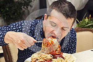 Man eating a large portion of pasta