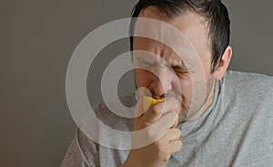 Muž jesť citrón a tvorba hlúpy tváre 