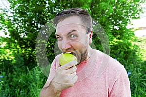 Man eating oranger