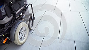 Uomo sul elettrico sedia rotelle gestione sul strade. accessibilità 