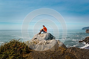 Man enjoying the view over the Californian coast on