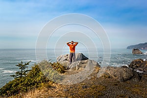 Man enjoying the view over the Californian coast on
