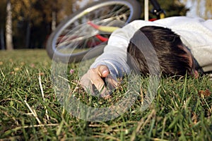 Man fell off the bike in the park