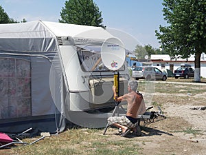 Man fitting tv satellite dish