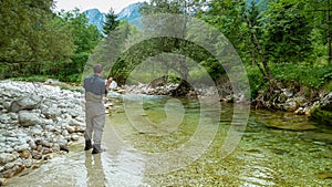 Uomo sul alta montagna un fiume più vicino 