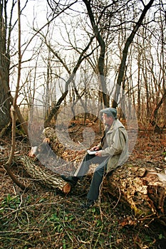 Hombre en Bosque computadora portátil 