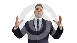 Muž v formální oblečení mluvení na dělat ruka gesta v velmi expresivní pozitivní způsob na bílém 