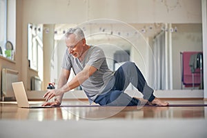 Man in front of his computer at a gym