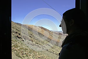 Uomo corda cercando sul roccioso montagne 