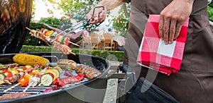 Mann Grillen Op gaart partei 