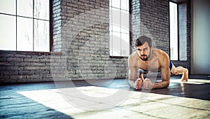 Uomo sul palestra Fare allungamento 