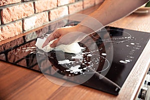 Man hand cleaning a induction cooker